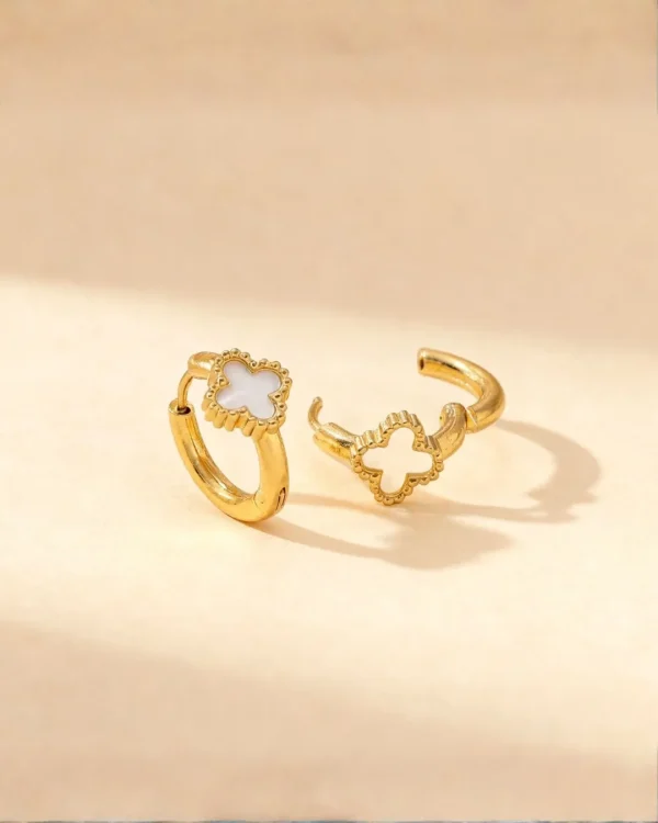 Golden earrings of 1 cm, trendy and stylish golden earrings for women and girls.