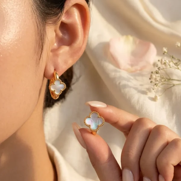 Golden earrings of 1 cm, trendy and stylish golden earrings for women and girls.