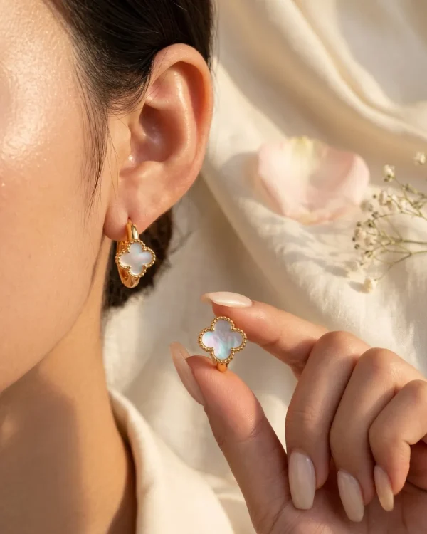 Golden earrings of 1 cm, trendy and stylish golden earrings for women and girls.