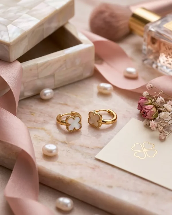 Golden earrings of 1 cm, trendy and stylish golden earrings for women and girls.