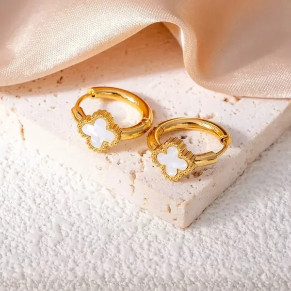 Golden earrings of 1 cm, trendy and stylish golden earrings for women and girls.