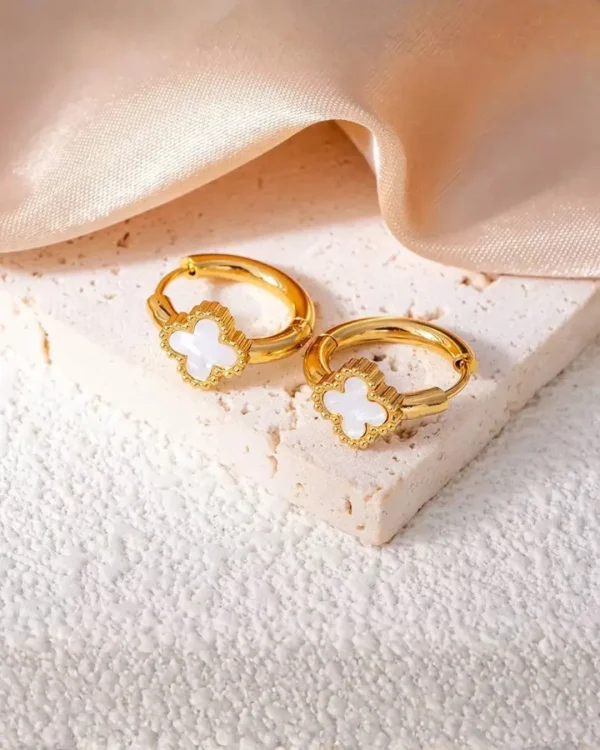 Golden earrings of 1 cm, trendy and stylish golden earrings for women and girls.