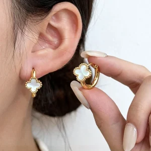 Golden earrings of 1 cm, trendy and stylish golden earrings for women and girls.