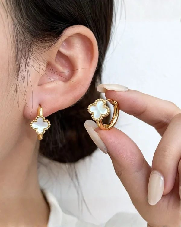 Golden earrings of 1 cm, trendy and stylish golden earrings for women and girls.